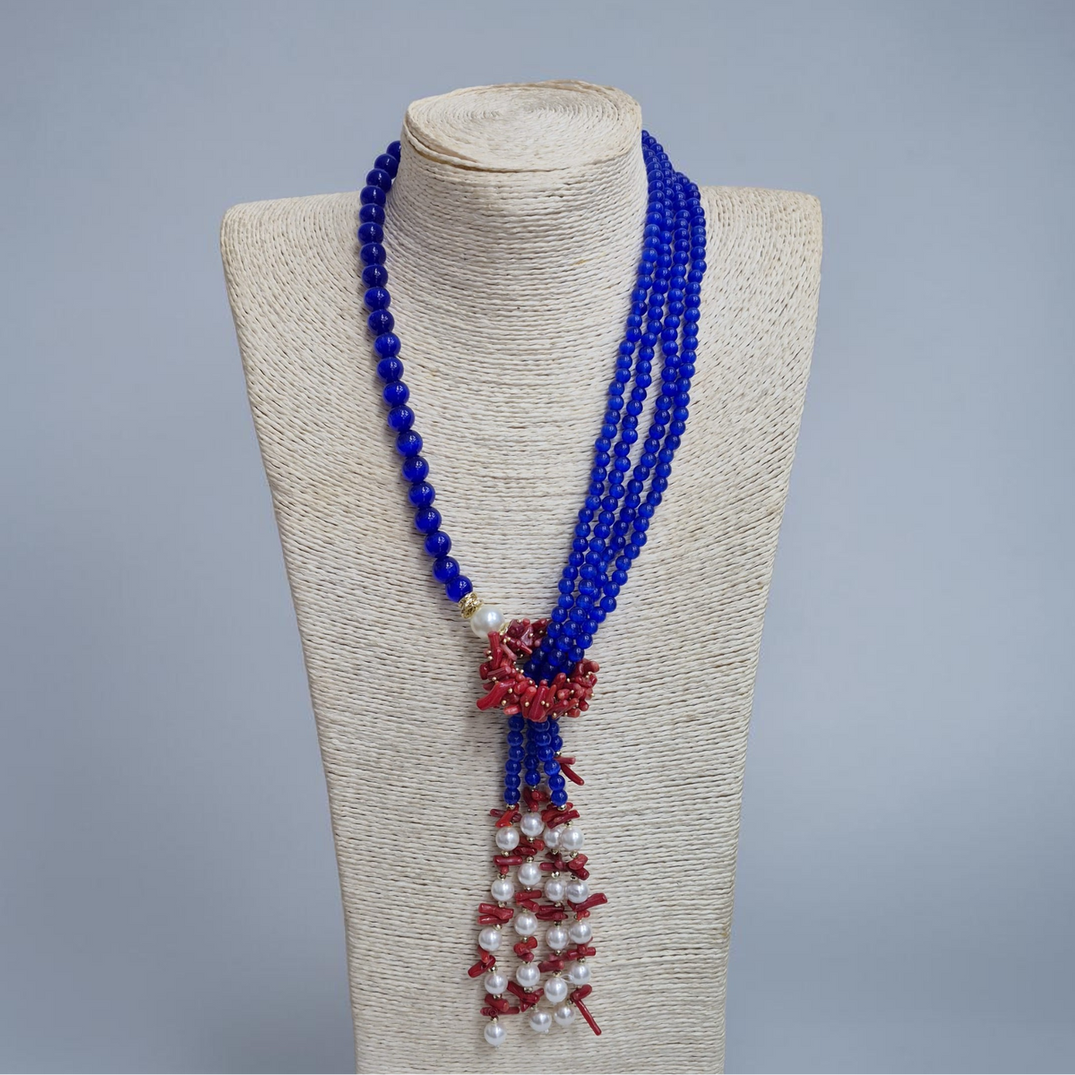 Collana Lunga ad Y Con Cristalli Blu Reale, Corallo Rosso e Perle di Fiume