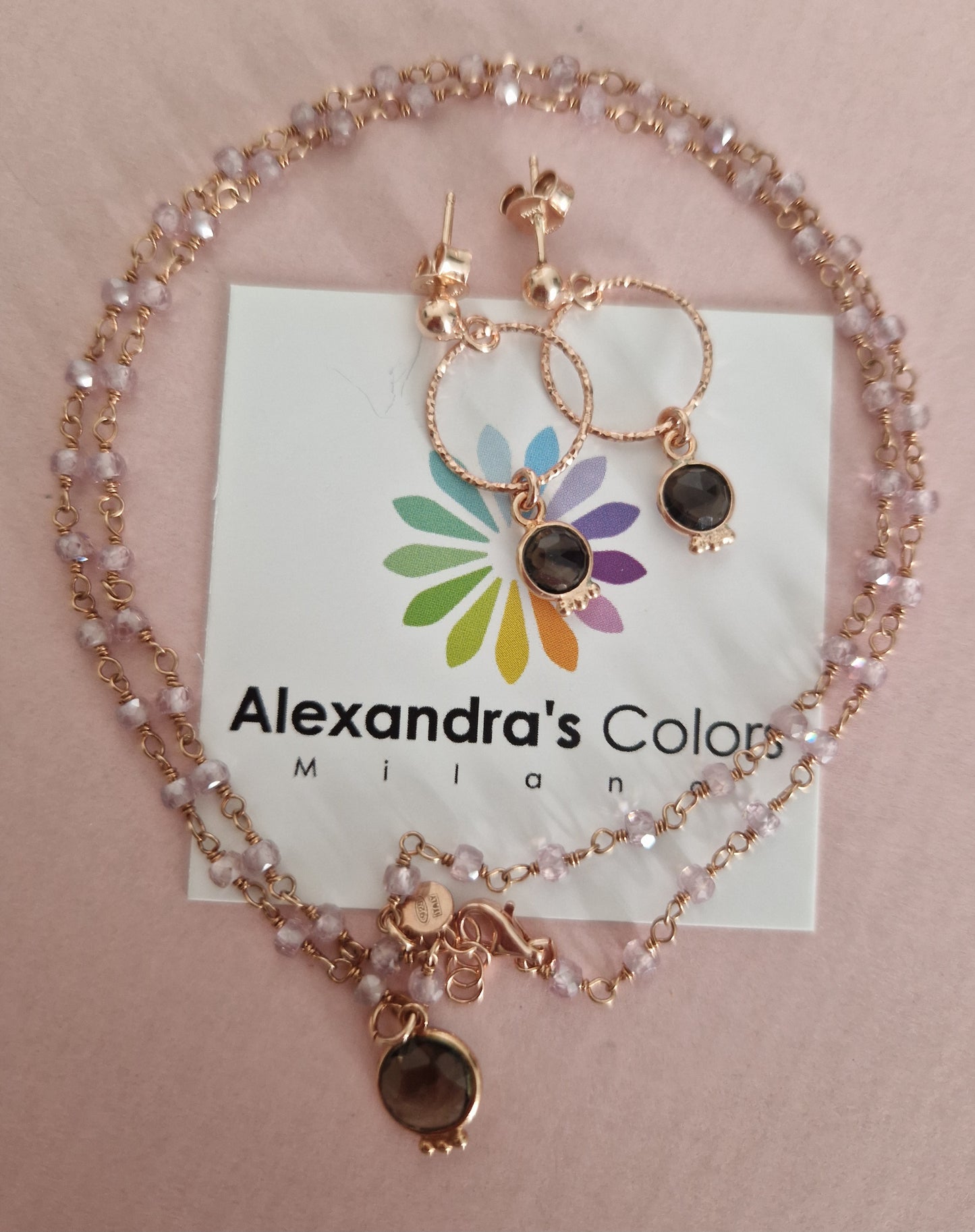 Completo di gioielli Alexandra's Colors. Collana e orecchini in oro rosa con perline e pietre preziose.