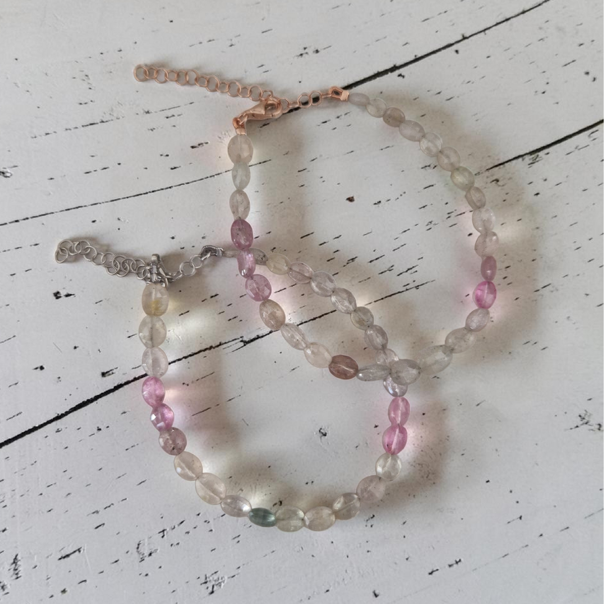 Hoop earrings with pearls and colored beads, in silver and gold