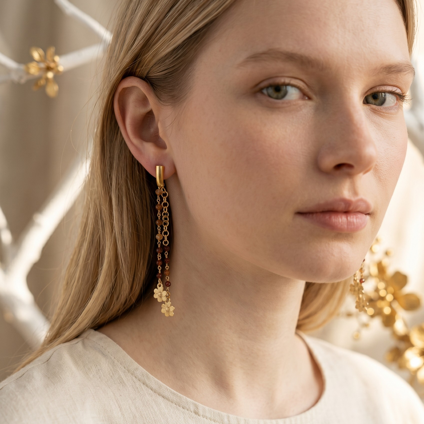 Hoop earrings with pearls and colored beads, in silver and gold