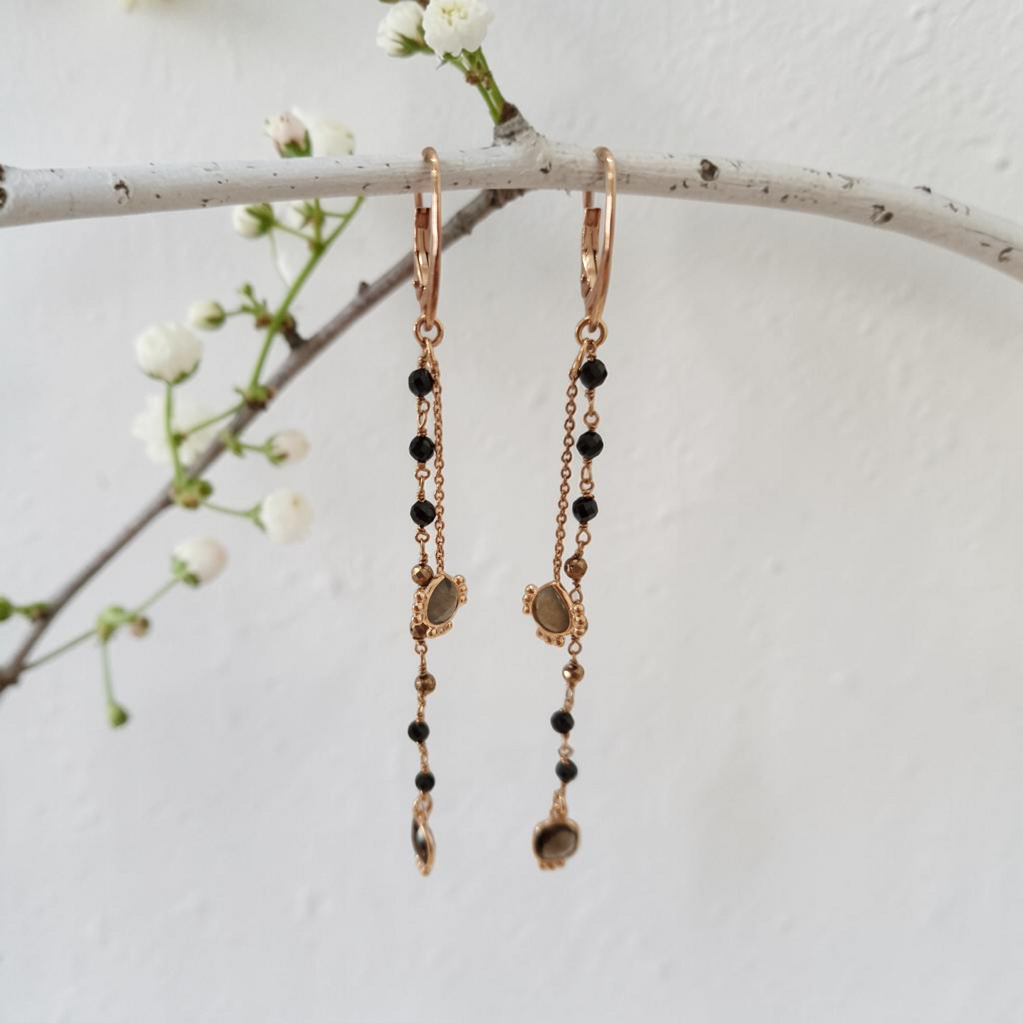 Hoop earrings with pearls and colored beads, in silver and gold