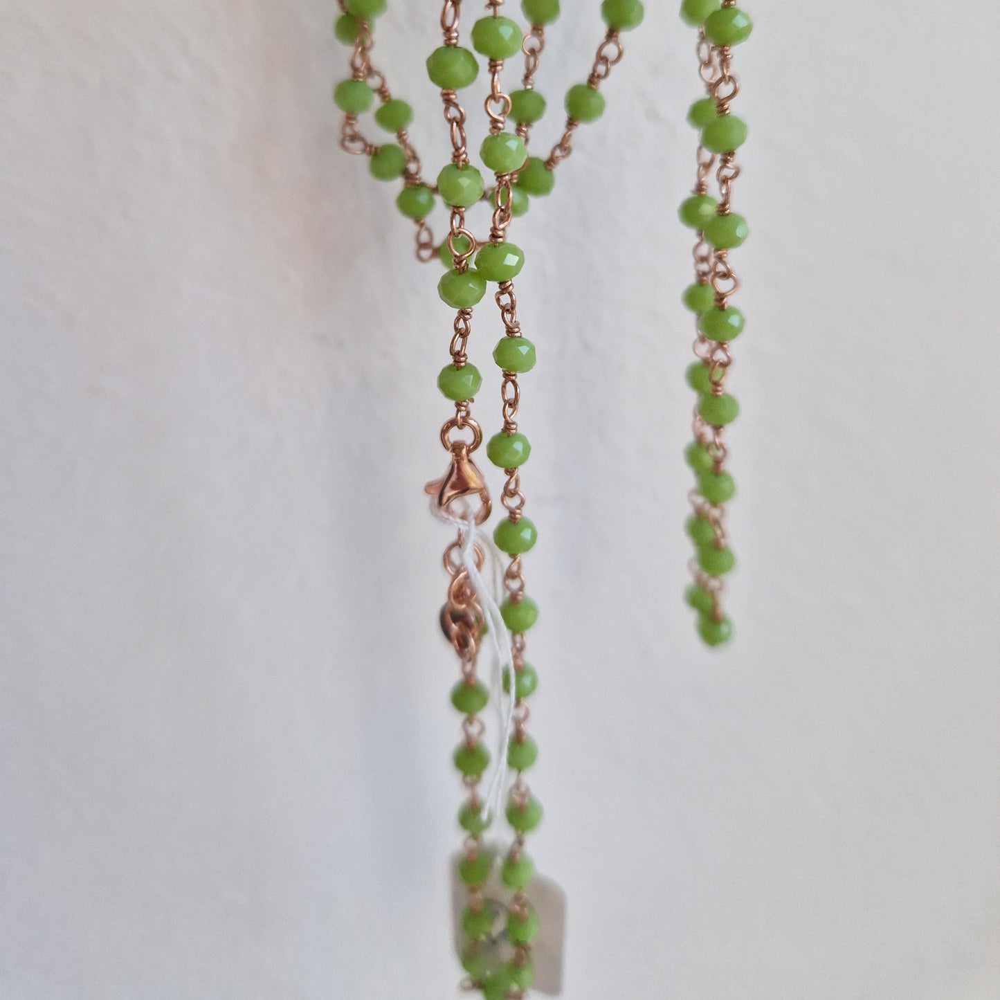 Catena di perline verdi con chiusura.