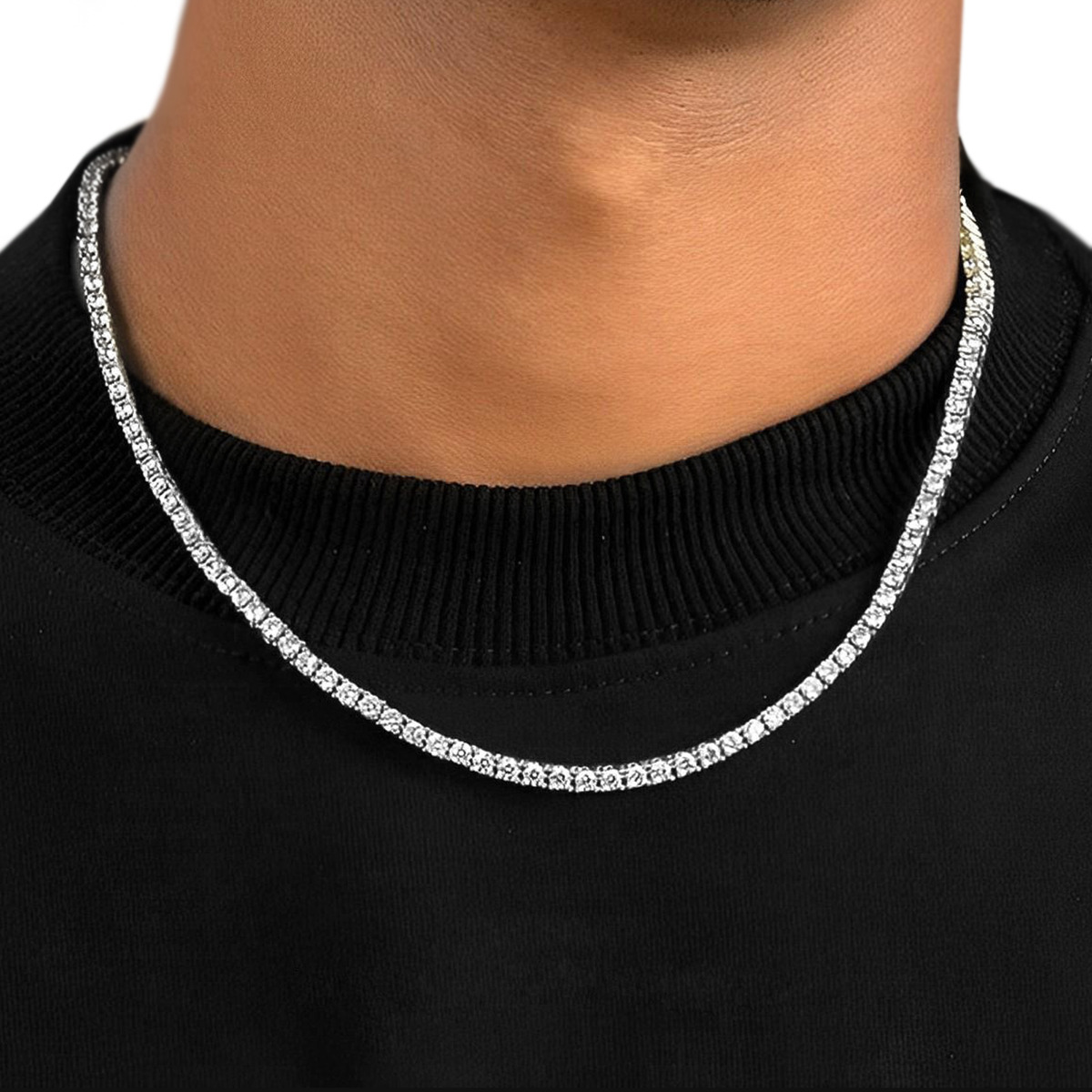 Collana da uomo con diamanti incastonati a filo su un girocollo.