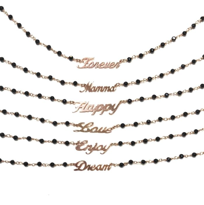 Sei collane con ciondoli a forma di scritta: "Forever", "Mamma", "Happy", "Love", "Enjoy" e "Dream".