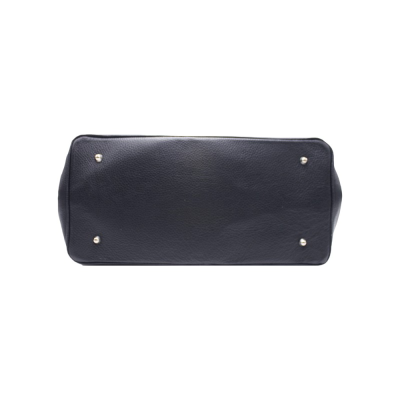 Fondo di una borsa in pelle scura con piedini in metallo.