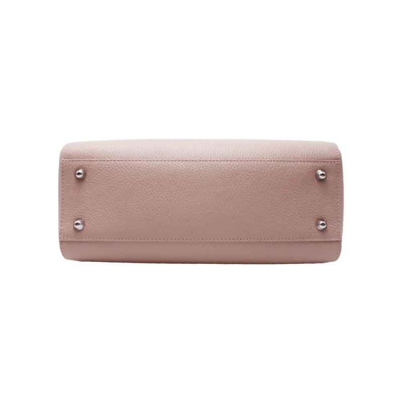 Base in pelle di una borsa rosa cipria con quattro piedini di metallo.