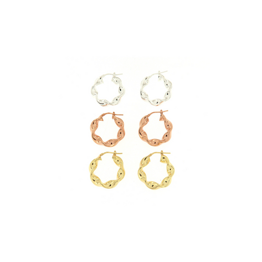 Tre paia di orecchini a cerchio intrecciati in oro bianco, rosa e giallo.