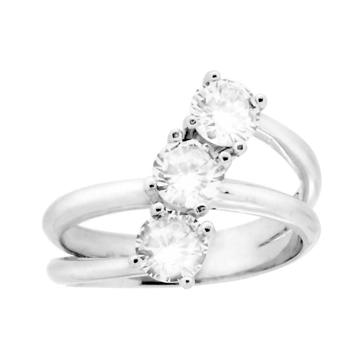 Anello in oro bianco con tre diamanti incastonati a griffe.
