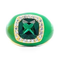 Anello con grande pietra verde quadrata circondata da zirconi, su una fascia smaltata verde.