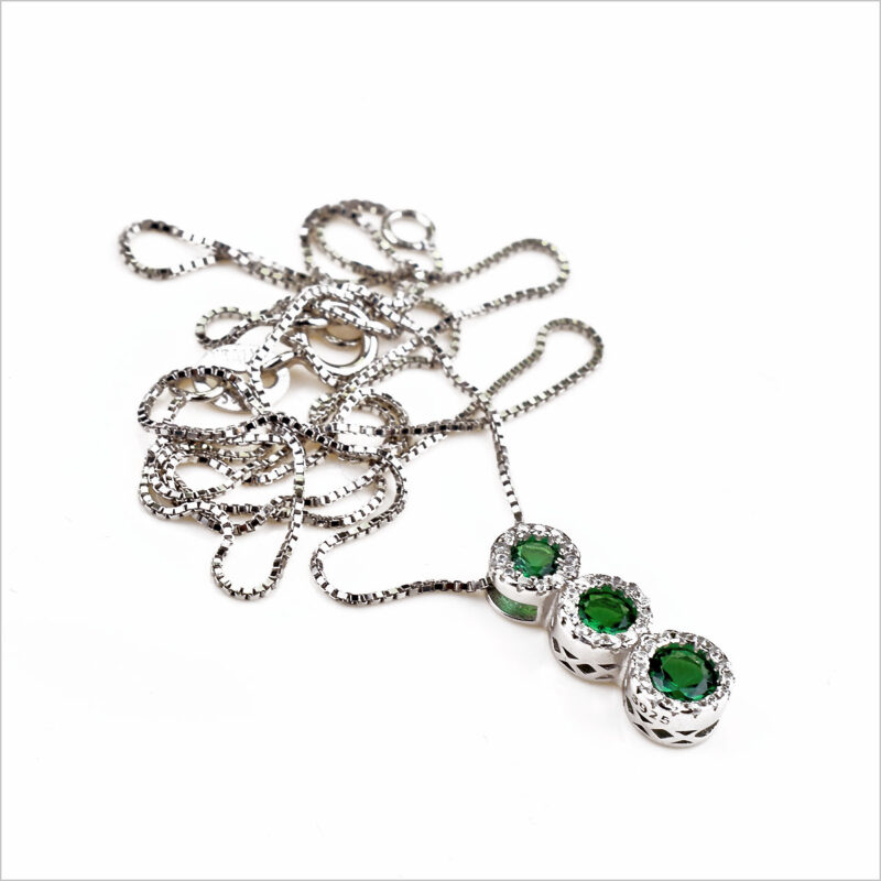 Collana in argento con tre ciondoli rotondi, ciascuno con una pietra verde smeraldo circondata da zirconi.