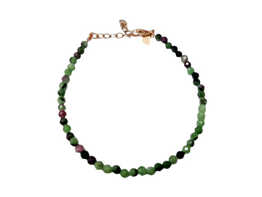 Braccialetto con pietre di zoisite e rubino, sfaccettate e lucide, con chiusura a moschettone in oro.