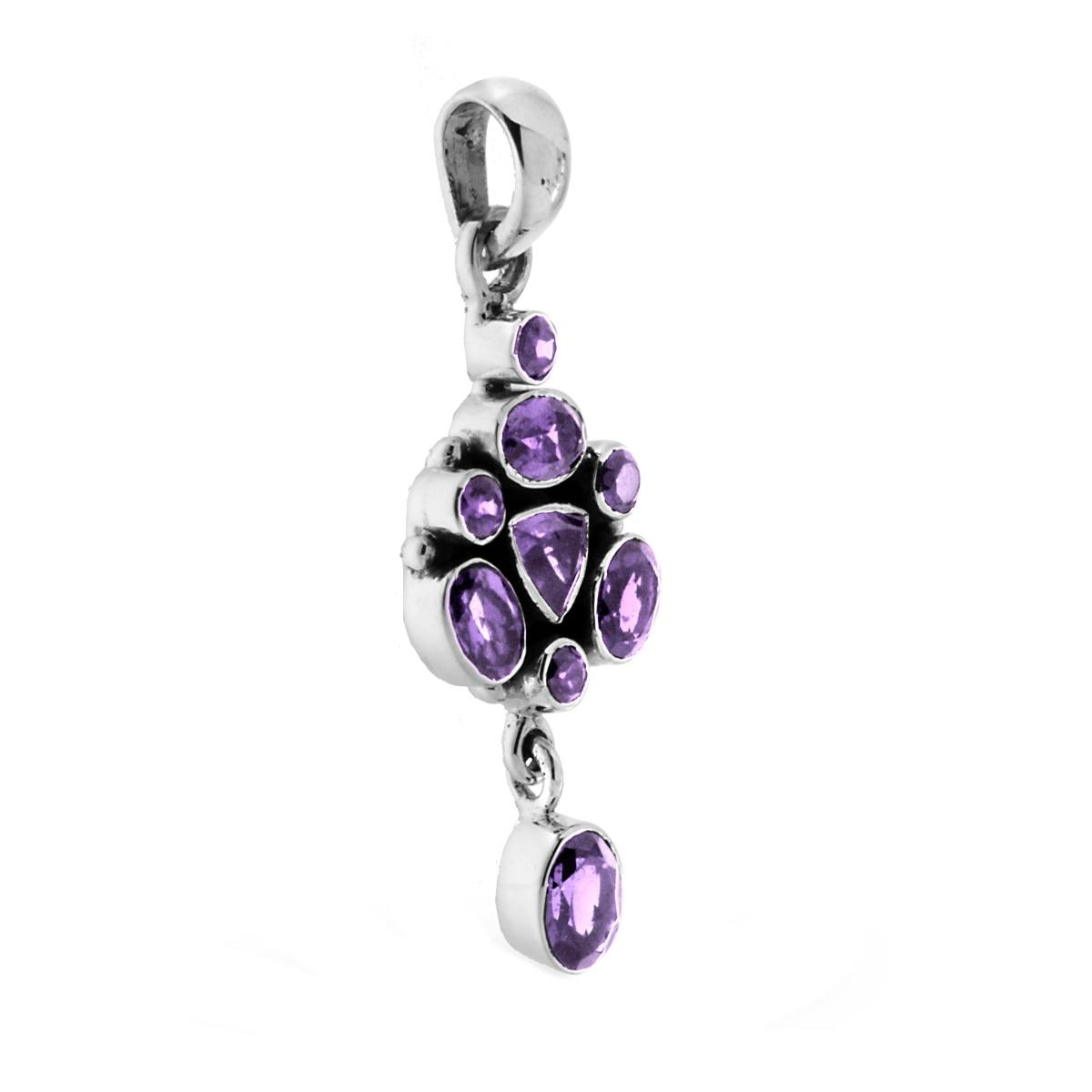 Ciondolo in argento con ametiste viola, dal design intricato e moderno.
