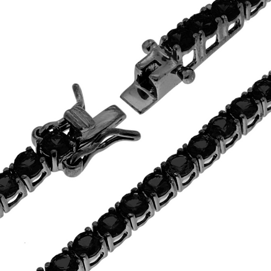 Bracciale a catena con diamanti neri e chiusura a incastro.