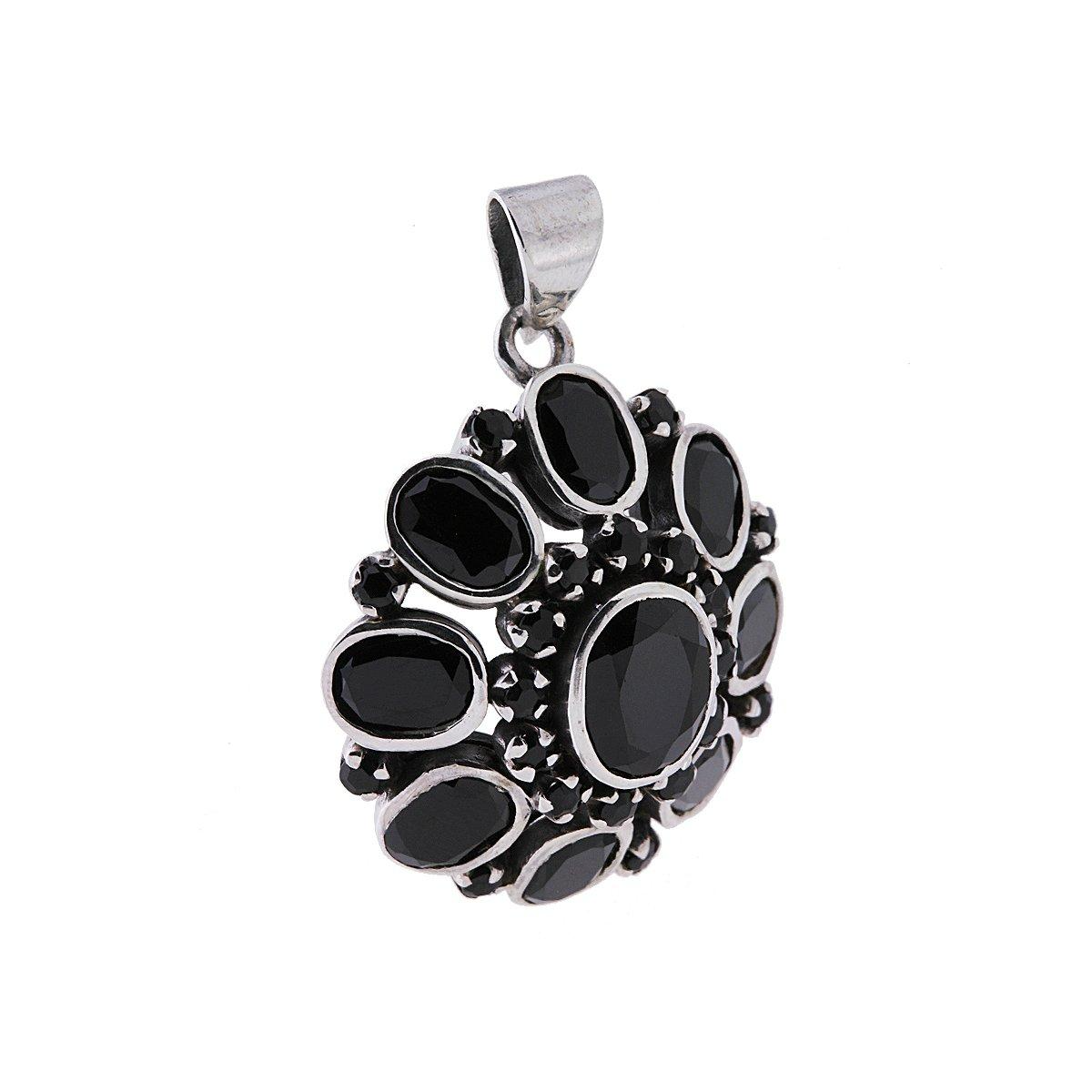 Ciondolo in argento con pietre ovali di onice nero.