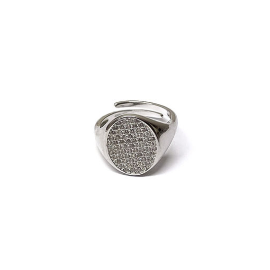 Anello a fascia regolabile in metallo argentato con sigillo ovale tempestato di zirconi.