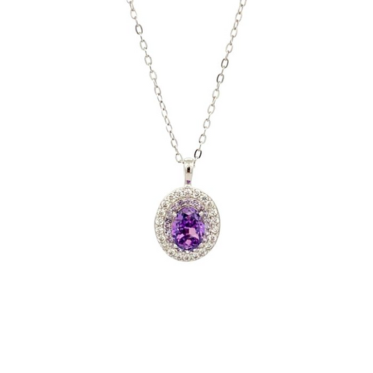 Collana in argento con ciondolo ovale viola circondato da gemme bianche.