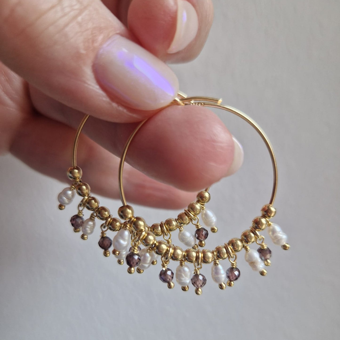 Hoop earrings with pearls and colored beads, in silver and gold