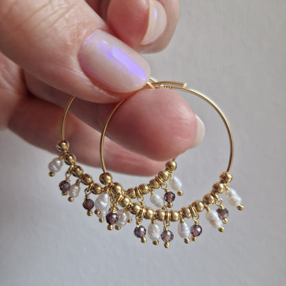 Hoop earrings with pearls and colored beads, in silver and gold