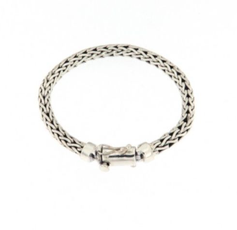 Bracciale a catena in argento a maglia fitta, con chiusura a scatola, su sfondo bianco.
