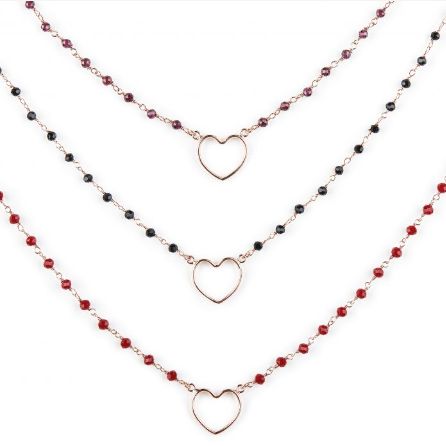 Collana a tre fili con cuore in oro rosa e perline di colore viola, nero e rosso.