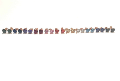 Coppie di orecchini a lobo con pietre colorate, disposti in fila orizzontale su sfondo bianco.