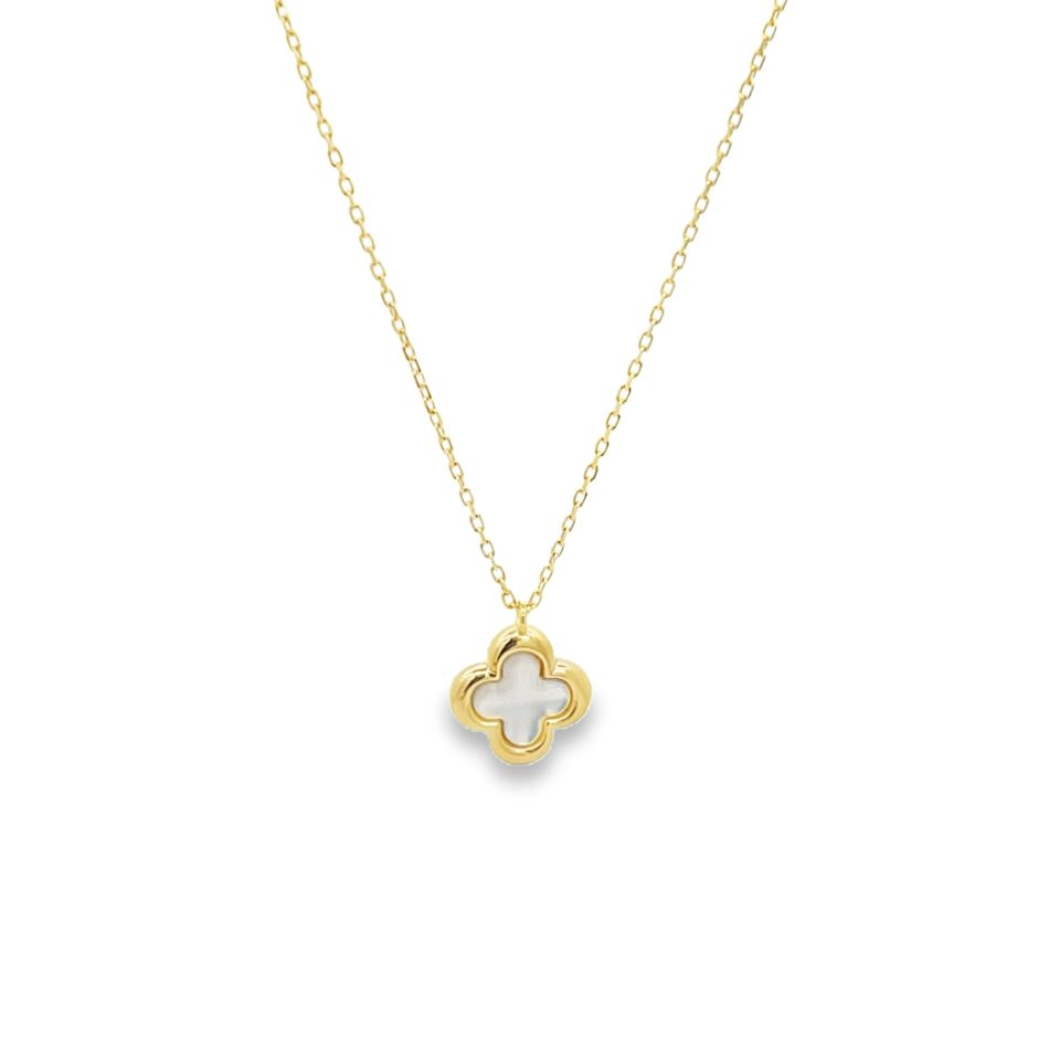 Collana in oro con pendente a forma di quadrifoglio con inserto bianco, su sfondo bianco.