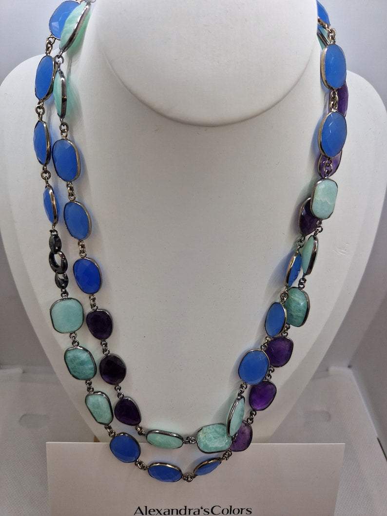 Long necklace of semi-precious stones