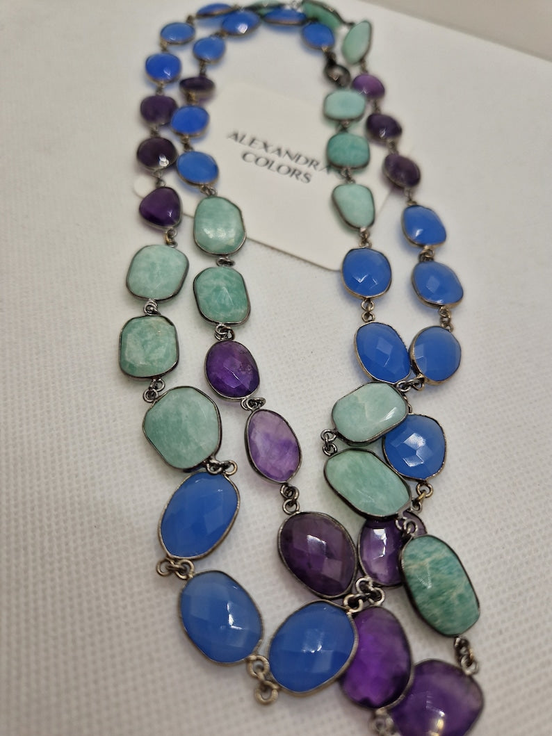 Long necklace of semi-precious stones