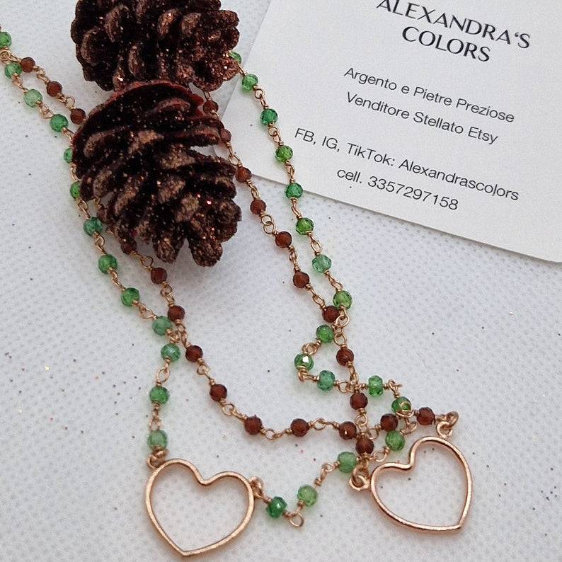 Collana in argento con perline verdi e marroni, ciondoli a forma di cuore e pigne, e biglietto da visita "Alexandra's Colors".
