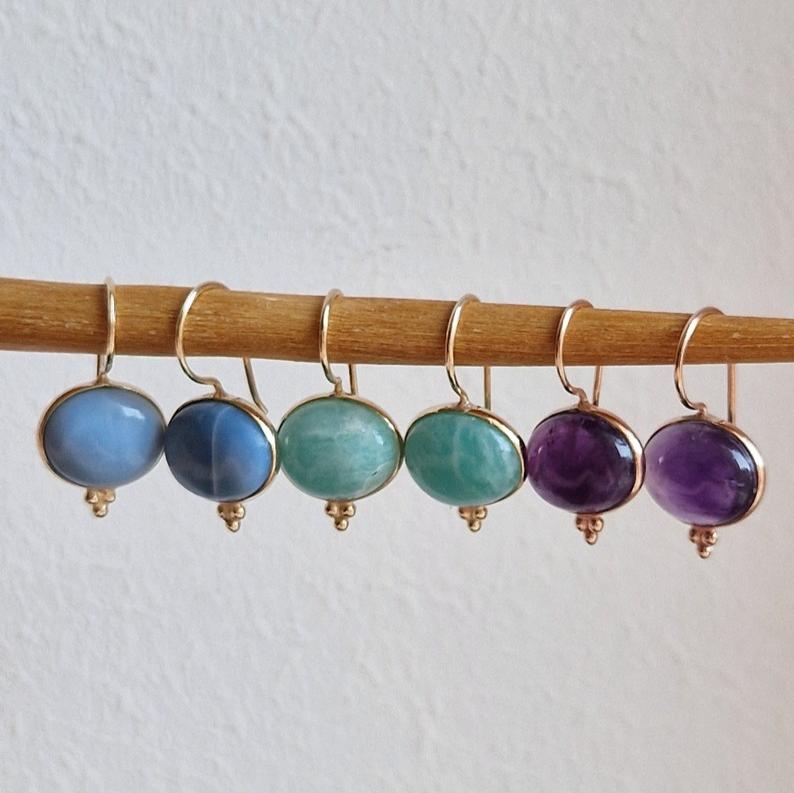 Oval earrings with semi-precious stones