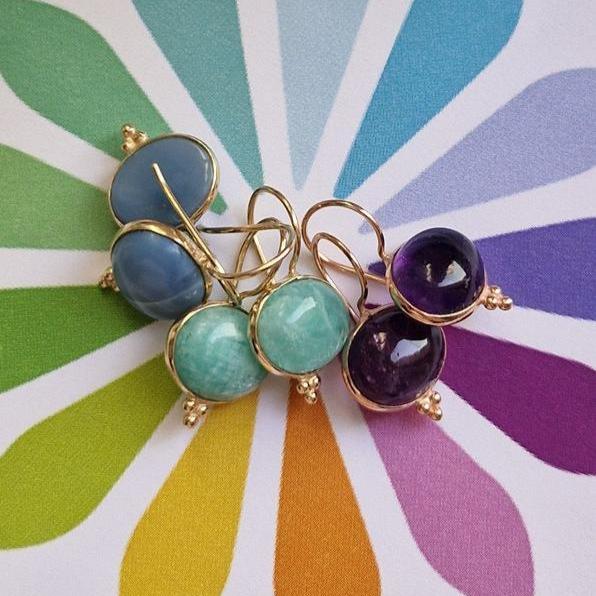 Oval earrings with semi-precious stones