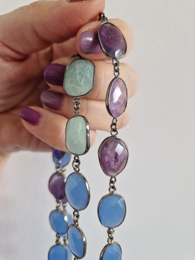 Long necklace of semi-precious stones