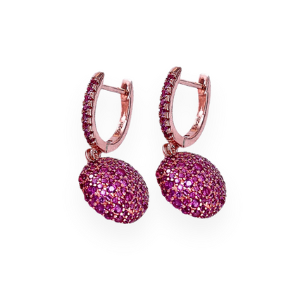 Orecchini a cerchio in argento 925 placcato oro rosa con pendente a goccia di pavé di zirconi fucsia.