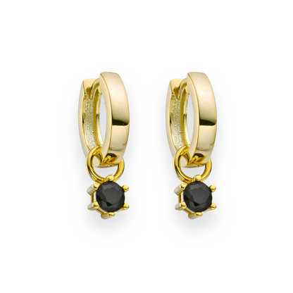 Orecchini a cerchio dorati con pendente di zircone nero.