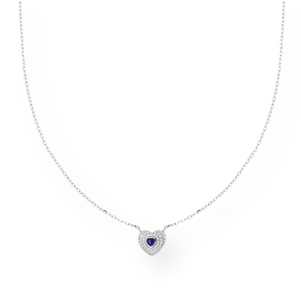 Collana in oro bianco con ciondolo a cuore. Il cuore è decorato con piccoli diamanti e un zaffiro blu a forma di cuore al centro.