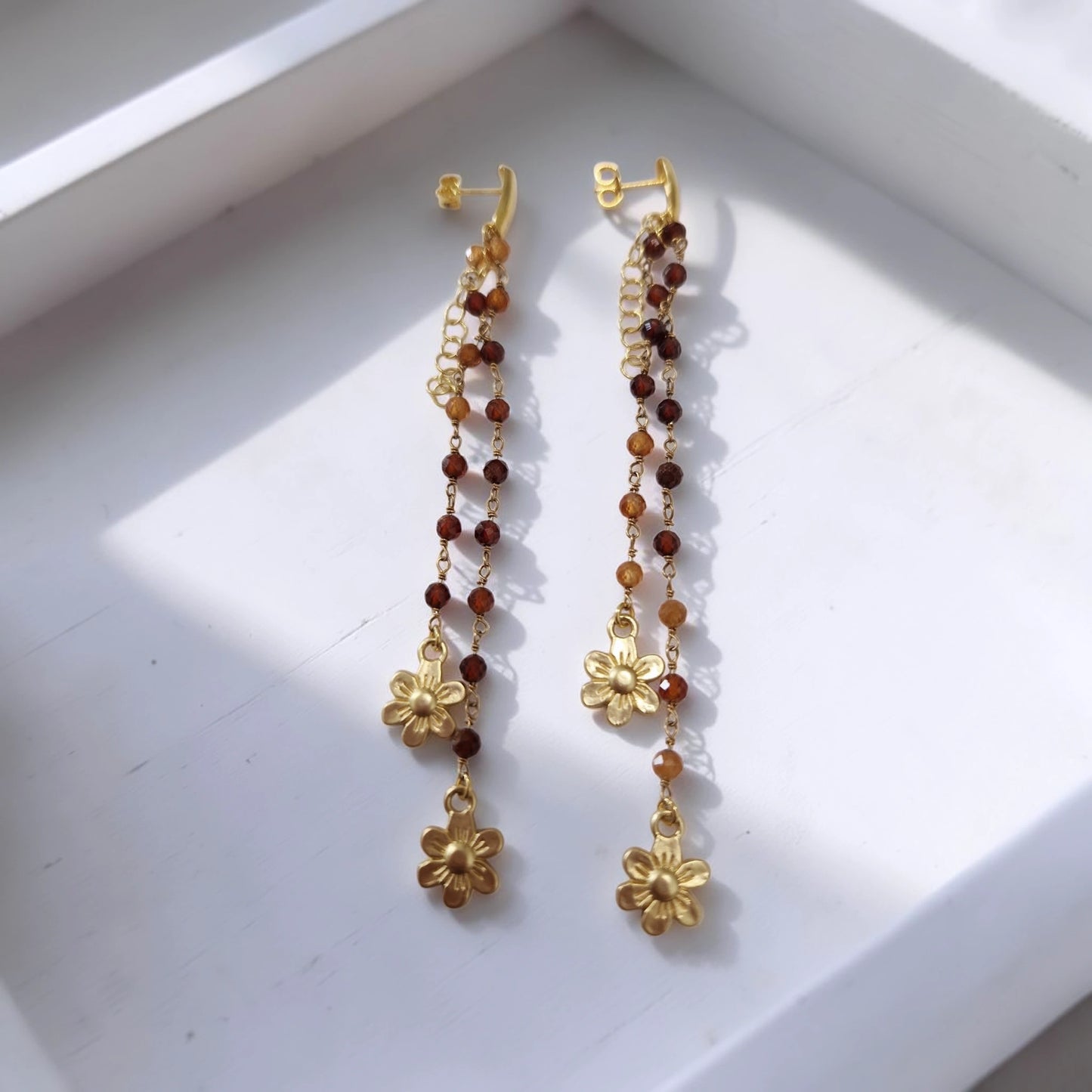 Hoop earrings with pearls and colored beads, in silver and gold