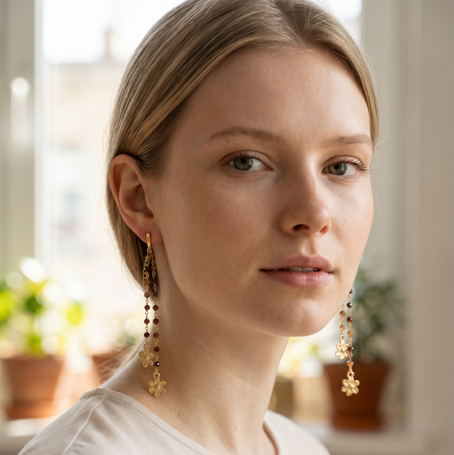 Hoop earrings with pearls and colored beads, in silver and gold