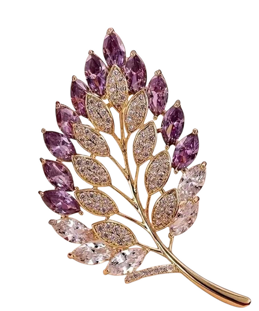 Spilla a foglia in oro con gemme viola, rosa e bianche.