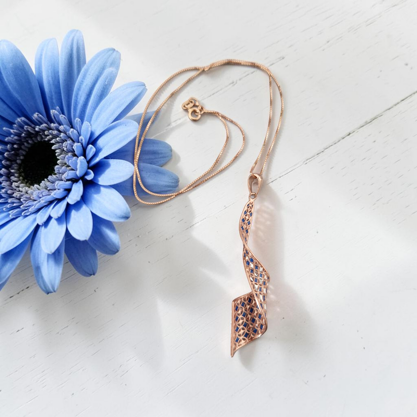 Collana con Grande Ciondolo Nastro, Filigrana in Argento s925 e Oro rosa