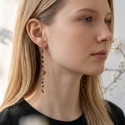 Hoop earrings with pearls and colored beads, in silver and gold