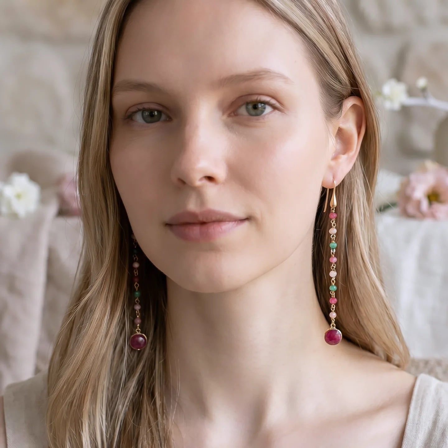 Hoop earrings with pearls and colored beads, in silver and gold