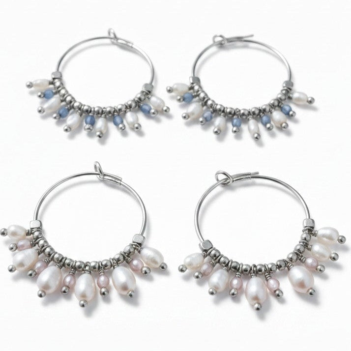 Hoop earrings with pearls and colored beads, in silver and gold